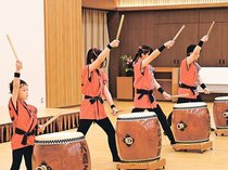 太鼓の演奏 力強く　射水市児童クラブ大会、ステージ発表や工作で交流