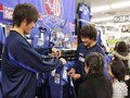 カターレ選手が一日店長　太陽スポーツ３店舗