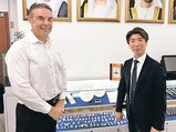 ロイヤルカットドバイの社長と協業契約を締結した嶋専務（右）＝アラブ首長国連邦・ドバイ