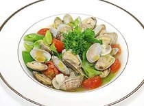 アサリと春野菜のワイン蒸し