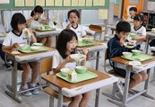 給食で氷見イワシのみりん干しを味わう湖南小の児童ら