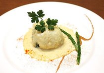 舌ビラメの蒸し焼き　白ワインソース