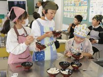 地元産の新米4種食べ比べ 富山市神明小5年生