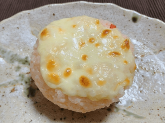 【レシピあり】子どもに大人気！明太チーズ焼きおにぎり【成長期の勝てる！体づくり(65)】