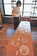 味わい深い皿やグラス　富山で小寺さんガラス展