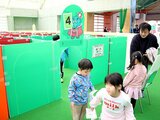 段ボール迷路を楽しむ子どもたち＝わくわくドーム