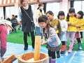 一緒にぺったん　富山・山田公民館で三世代交流