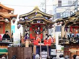 ３基がそろった曳山の舞台で堂々と演技を披露する児童たち＝砺波市本町