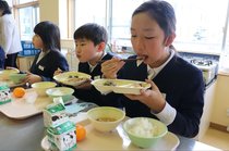 ブリ大根おいしいよ　滑川市の給食で郷土料理献立