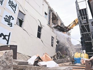 輪島の倒壊ビル、公費解体開始　２４年度内の完了目指す