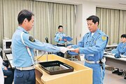 井上交通部長（左）から指定書を受け取る伊東小隊長＝県警装備センター