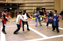 ２７チームがチャンバラで交流　小矢部・甲冑姿で熱戦