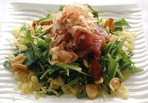 マグロと揚げ玉のサラダ