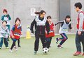 元日本代表の大谷さんら女児指導　なでしこ親子サッカー教室