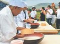 腕自慢の「ＳＯＢＡ」に行列　元砺波市美術館長・小西竹文、日本・モンゴルそば交流の旅