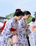 浴衣姿の舞妓ら芸上達祈願、京都