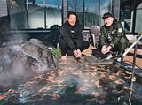 水餃子形のヒバを風呂に入れる(右から)本瀬さんと水越さん
