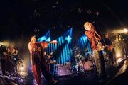 　汐れいら（左）のライブにゲスト出演した「ねぐせ。」のりょたち＝東京都渋谷区の「ＷＷＷＸ」（撮影・ｇｏｔｏ　ｓｏｔａｒｏ）
