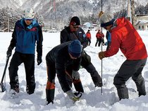 雪崩事故想定し救助隊と山岳警備隊が訓練