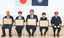 新湊沖でボート転覆、救助４人に感謝状　伏木海保