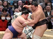 朝乃山、初日飾れず　藤青雲に押し出され　大相撲春場所