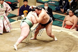 関取復帰の朝乃山 白星発進　大相撲初場所初日