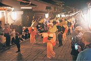 おわら風の盆で石畳の通りを町流しする踊り手たち＝２０２４年９月１日、富山市八尾町諏訪町