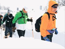 雪山ハイクで交流の輪　黒部の愛本・下立住民、林道歩き昼食楽しむ　　