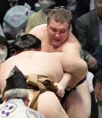 安青錦３敗目、綱とり厳しく