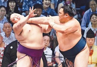 朝乃山、玉鷲に押し出され２勝４敗　名古屋場所６日目